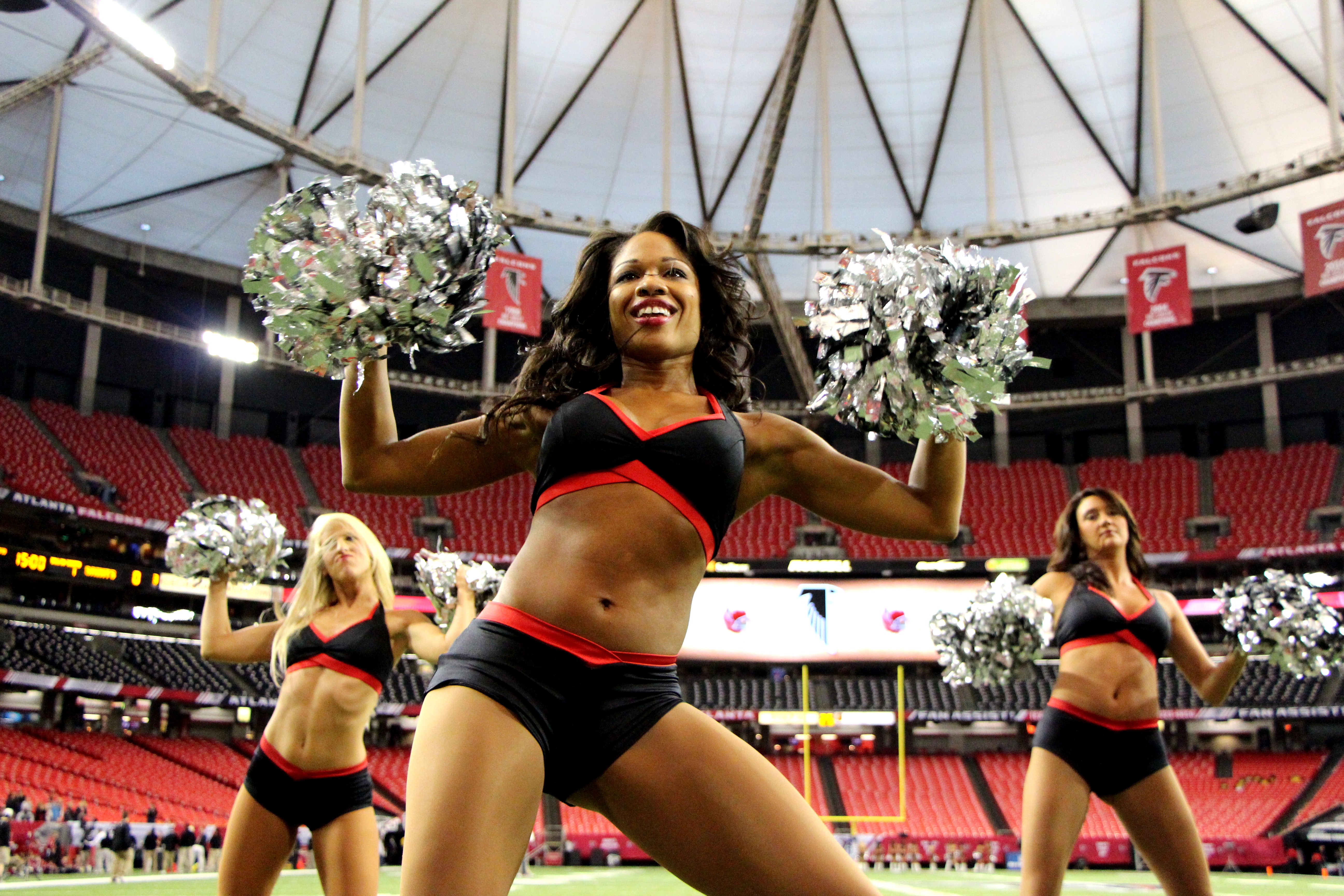 Altanta Falcons Cheerleader Denita and her team practicing before the game - 2