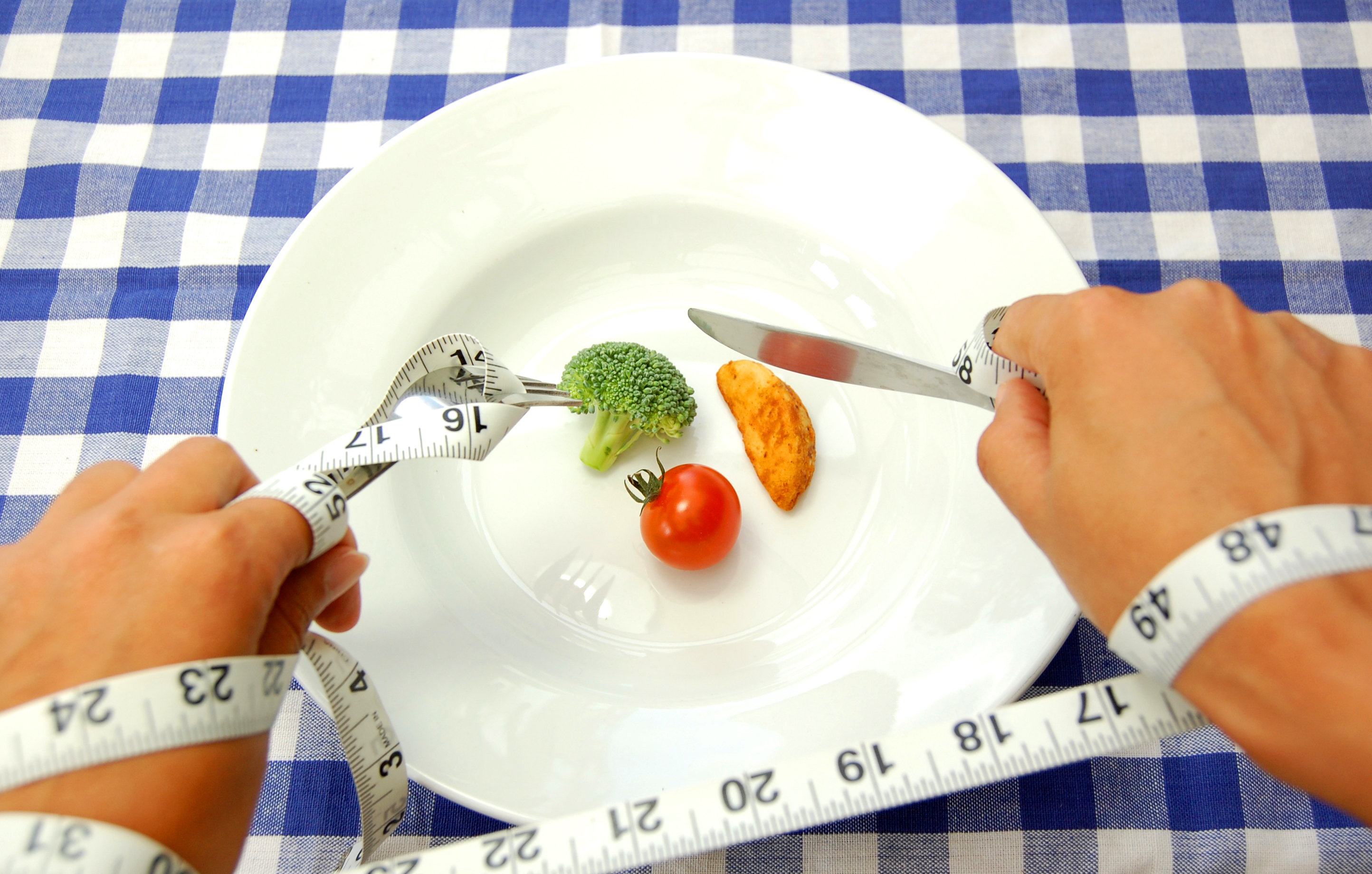 Голодное похудение. Ограничения в еде. Снижение калорийности пищи. Голодание питание. Опасные диеты.